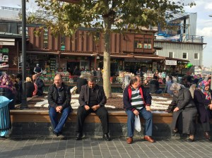 2015-11-25-yeni camii near Eminonu-Plaza